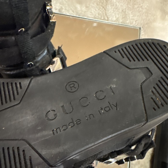 Gucci black mens sneaker sz42. leather gucci hardware clasps - Picture 3 of 6